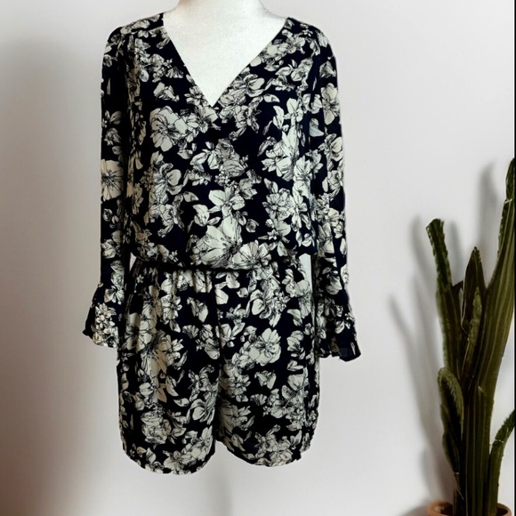 Women’s Large Floral Print Long Sleeve Romper cinched waist Cottagecore Flowy - Picture 1 of 8